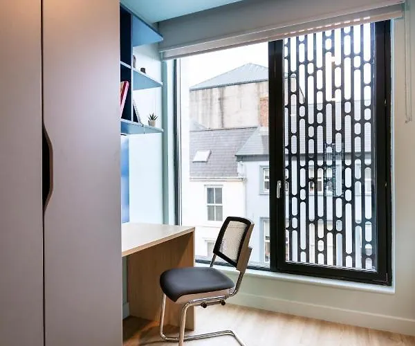 Coleman Court Summer Apartment